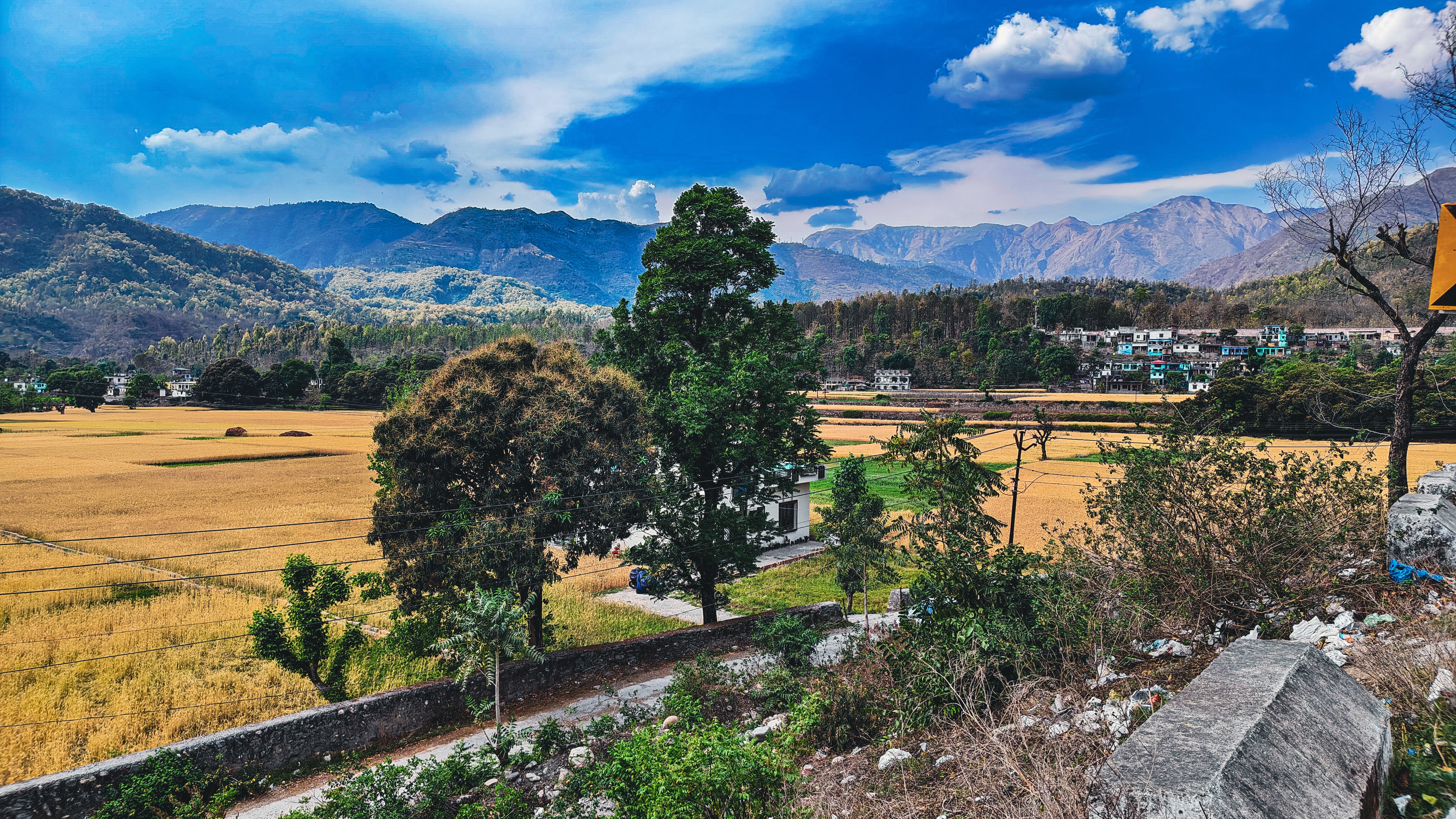 Wide mountain valley landscape captured by Clixzsera