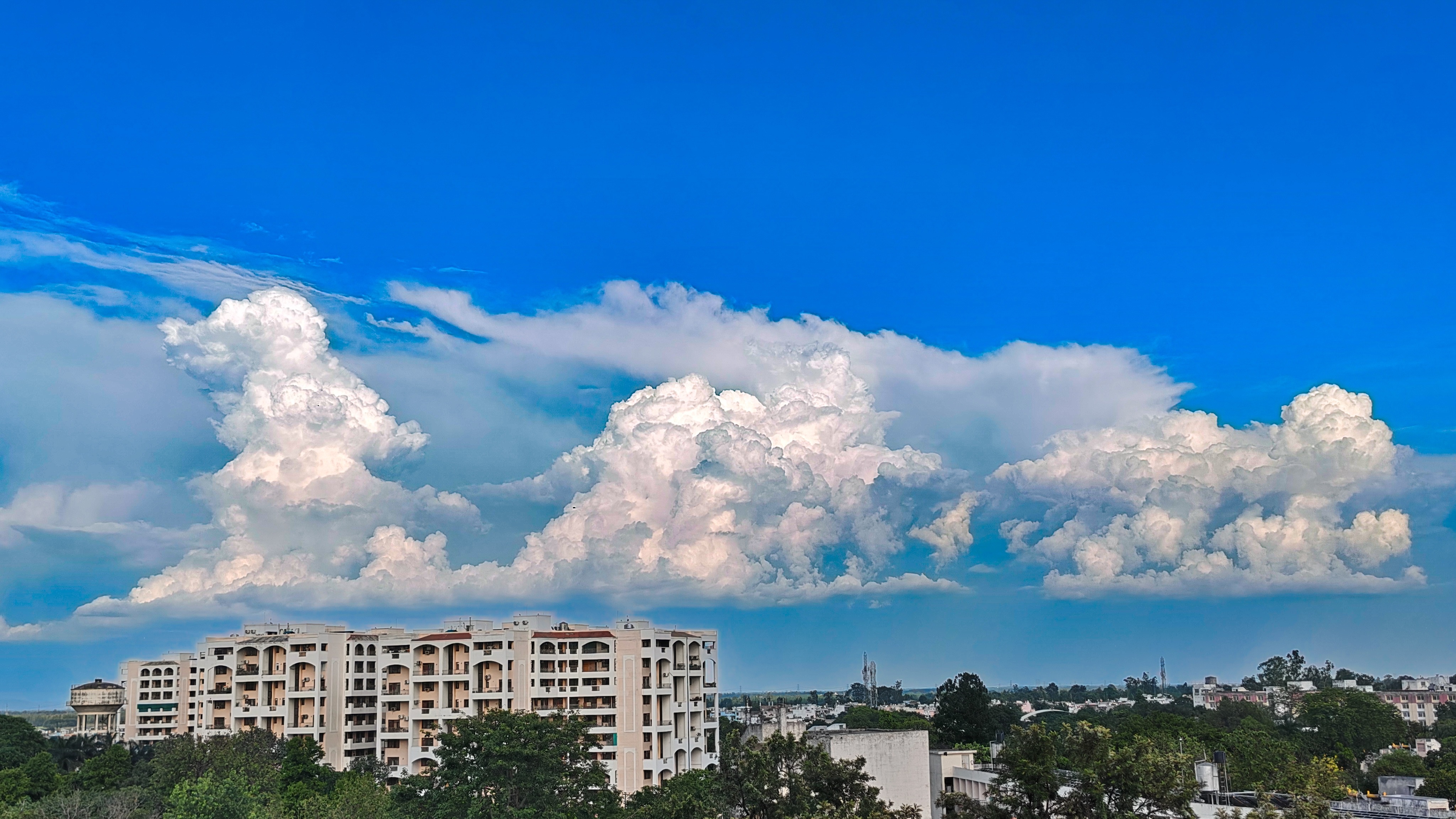 Dramatic cloud formation above city buildings captured by Clixzsera