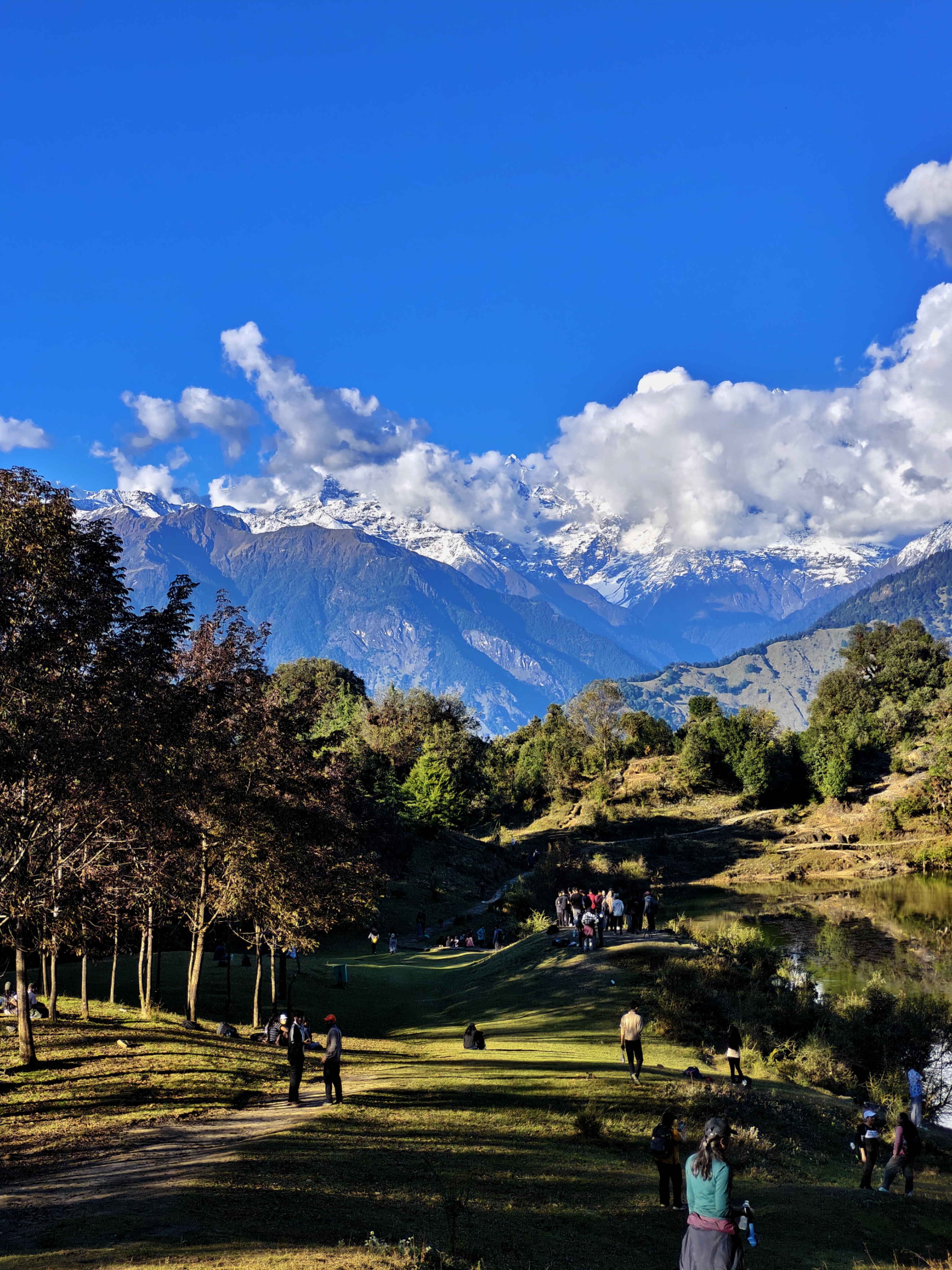 Snow peaks under a blue sky captured by Clixzsera