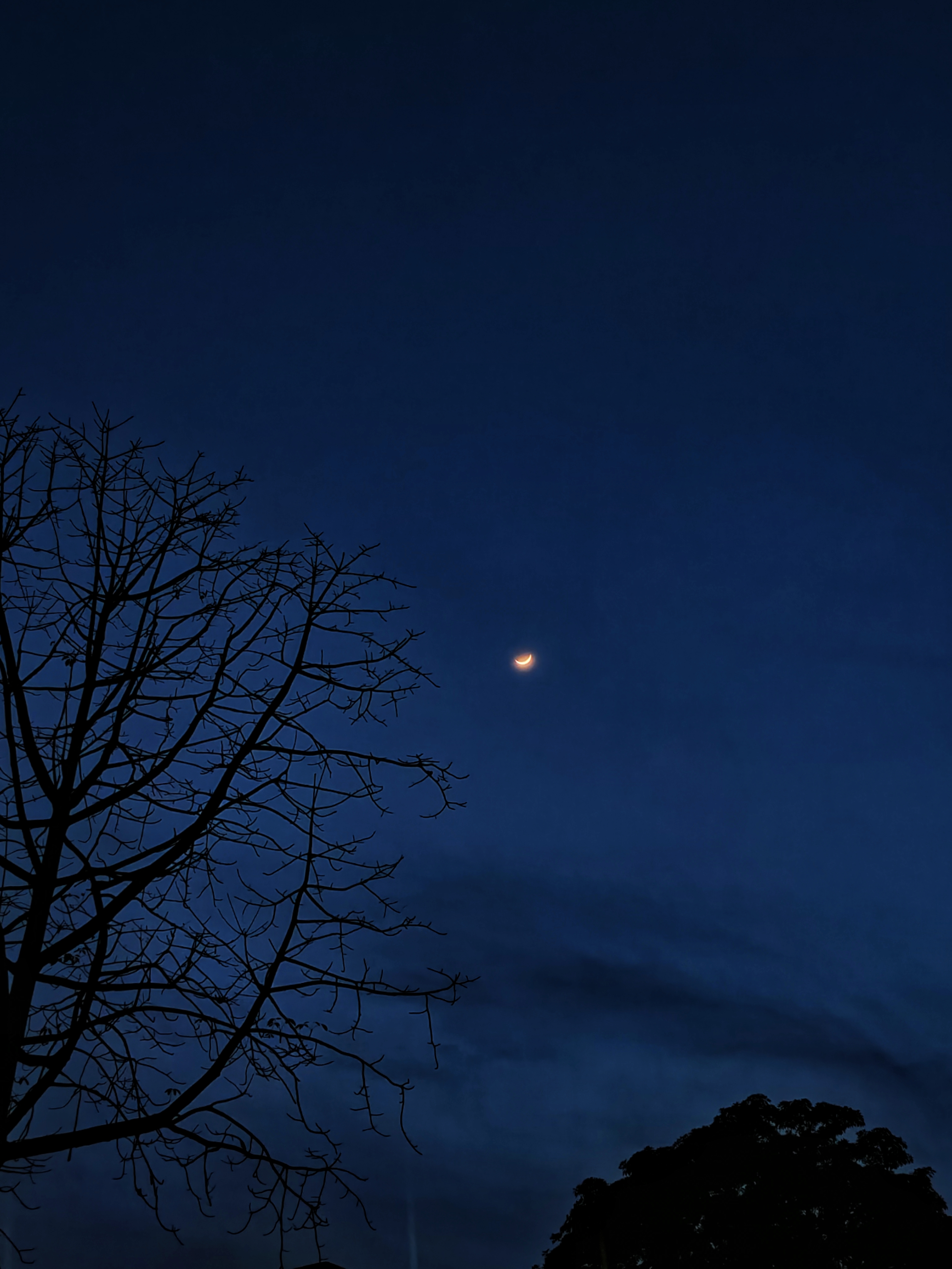 Twilight frame in deep tones captured by Clixzsera